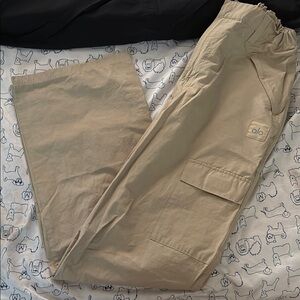 ALO Yoga Women's Tan Cargo Pants